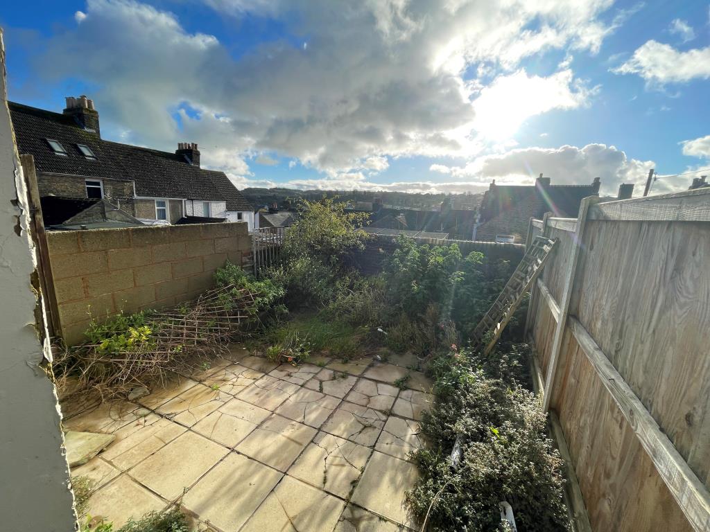 Lot: 47 - THREE-BEDROOM END-TERRACE FOR IMPROVEMENT - Garden with patio